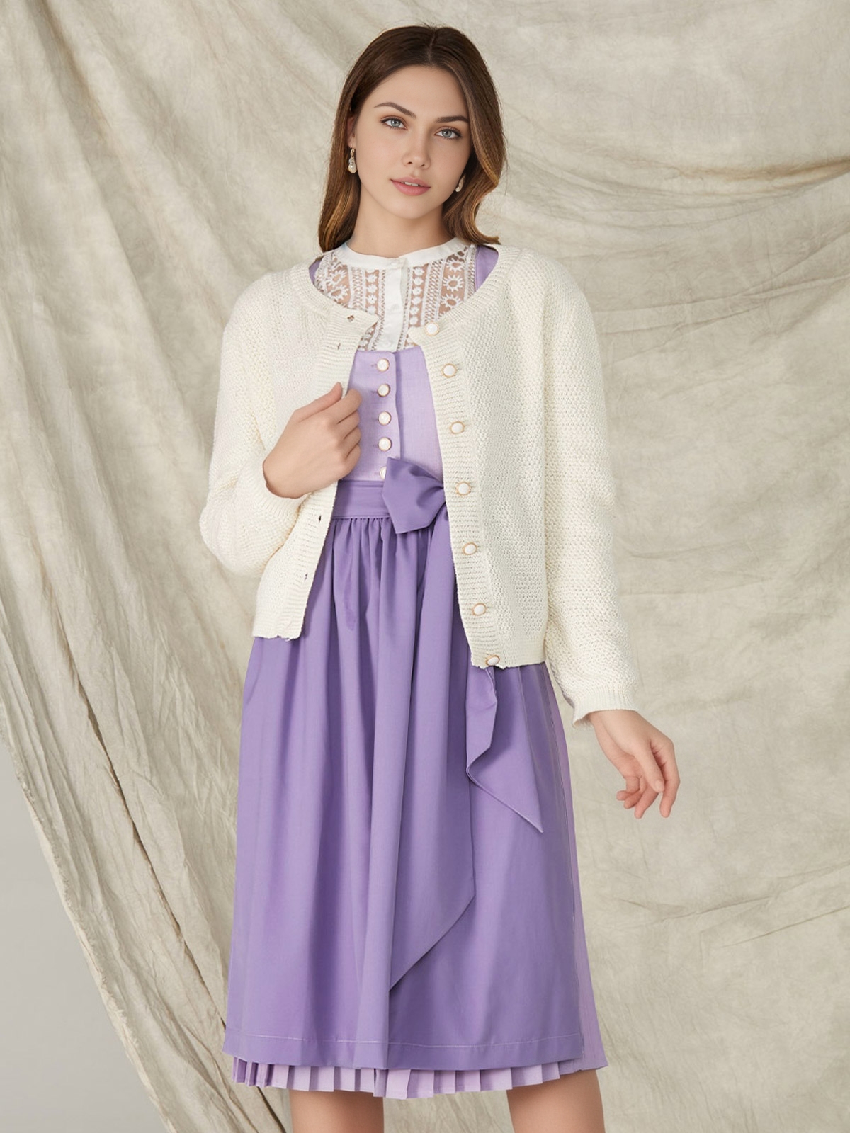 Dirndl in Weiß mit modernem Schnitt