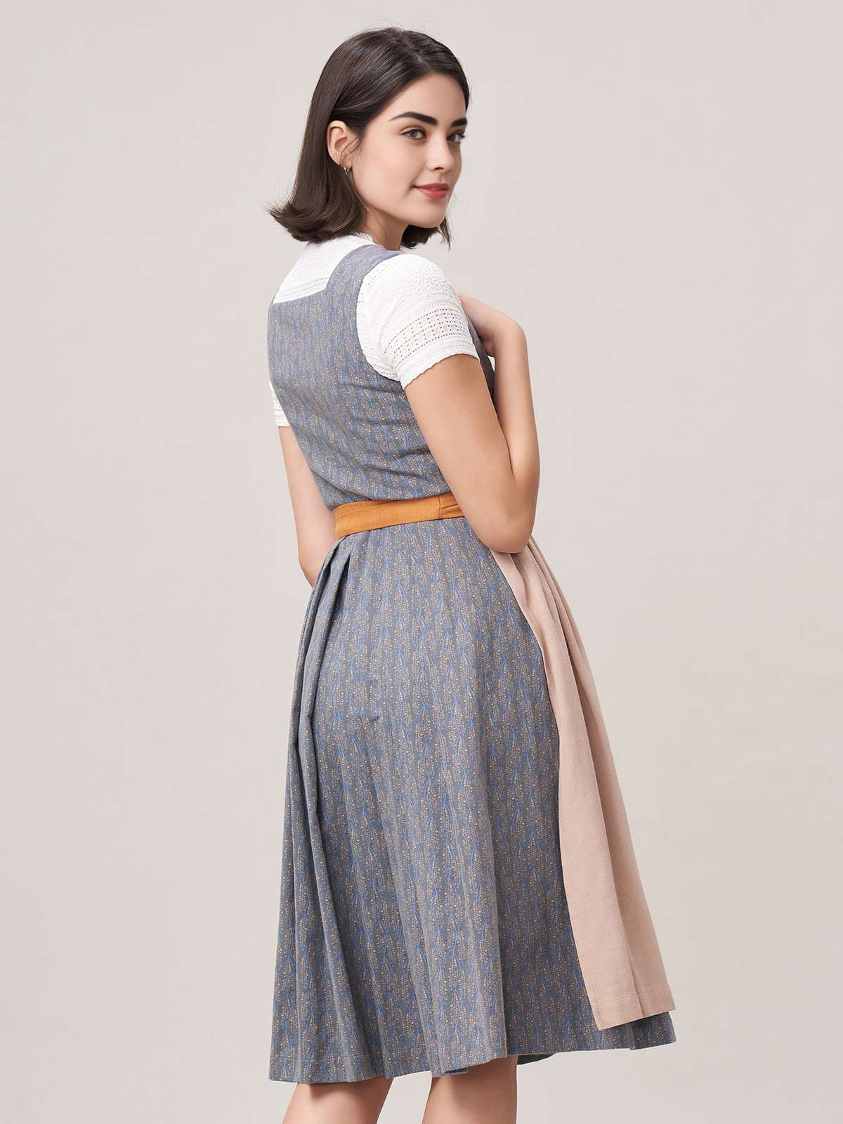 Dirndl in Blau mit moderner Bluse