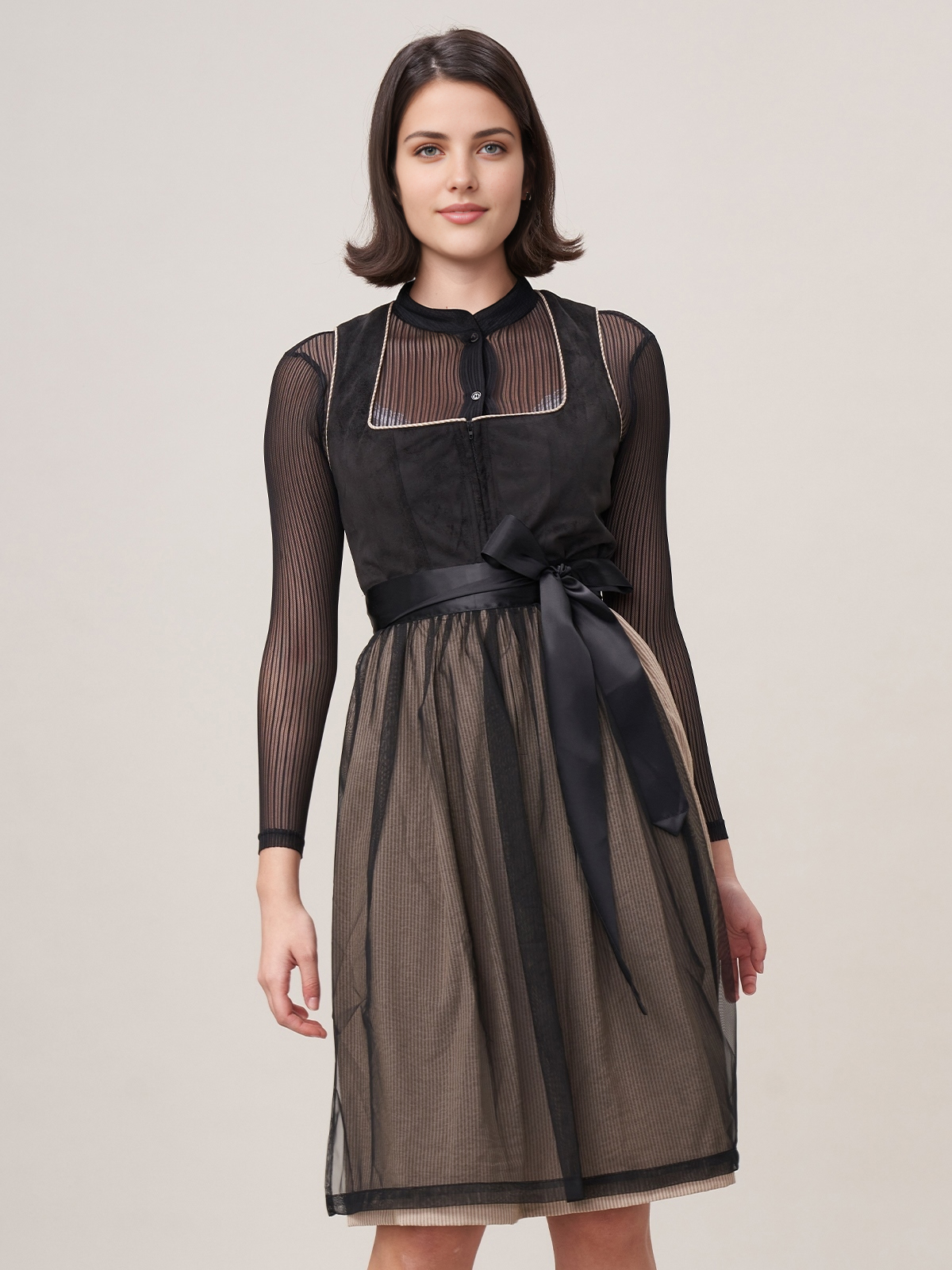 Modernes Dirndl in Schwarz mit eleganter Silhouette