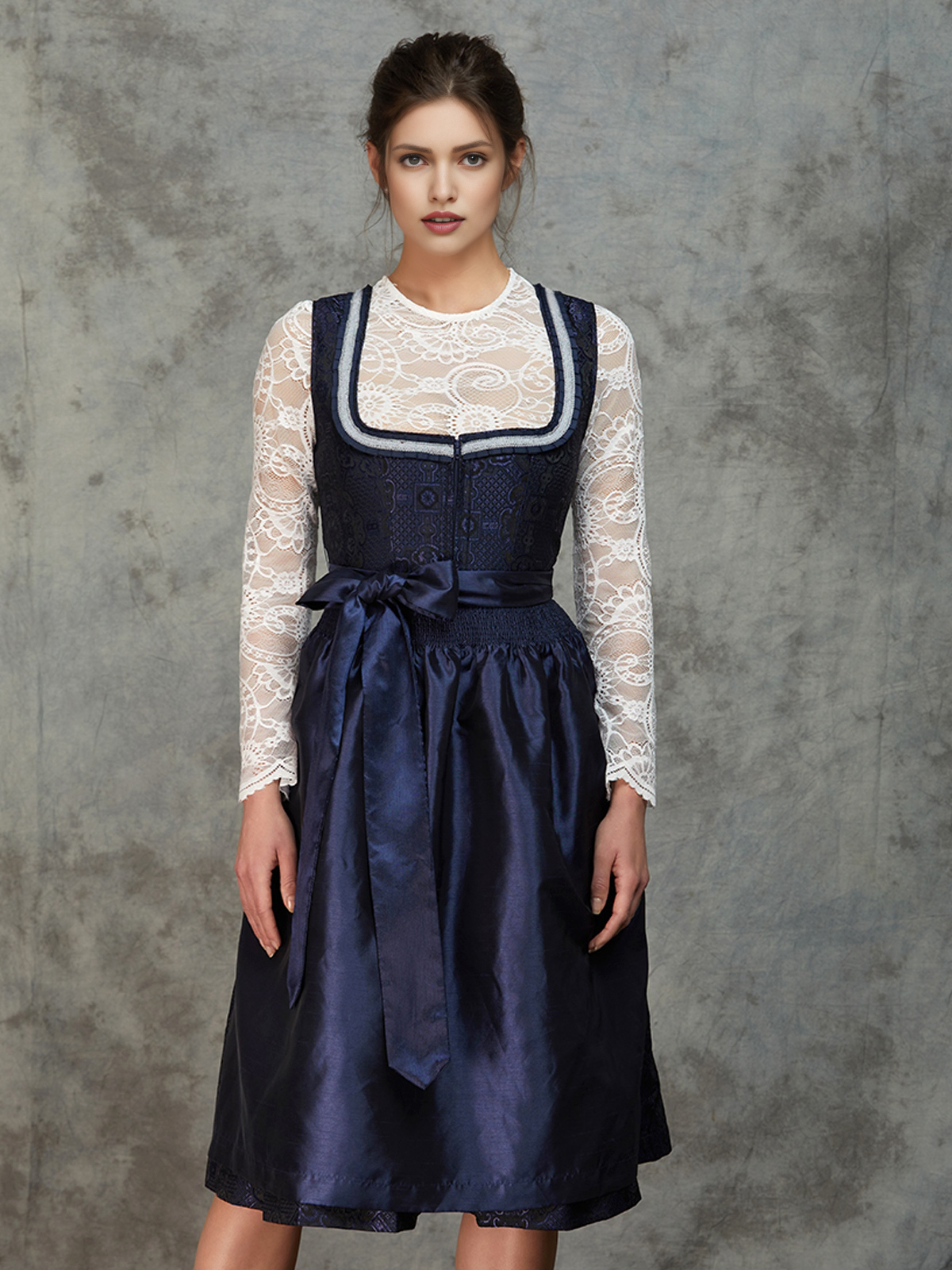 Dirndl in Blau – stilvoll und traditionell