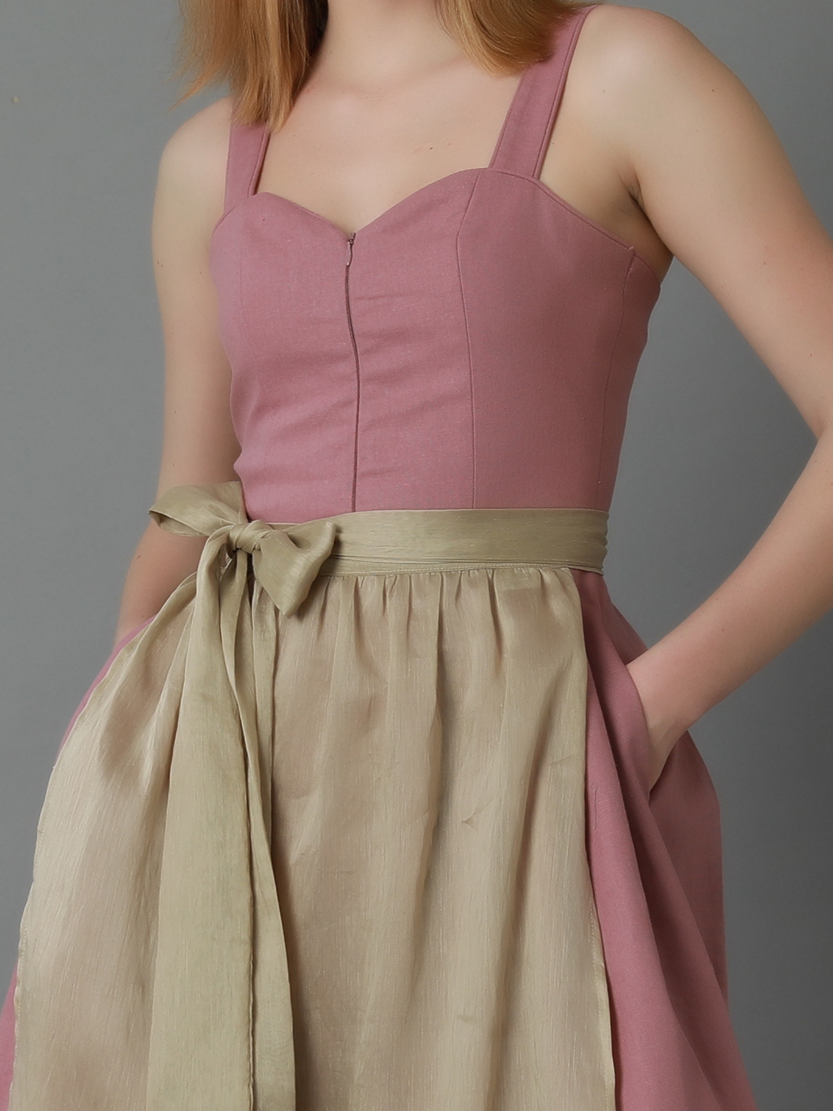 Dirndl in Rosa mit modernem Schnitt