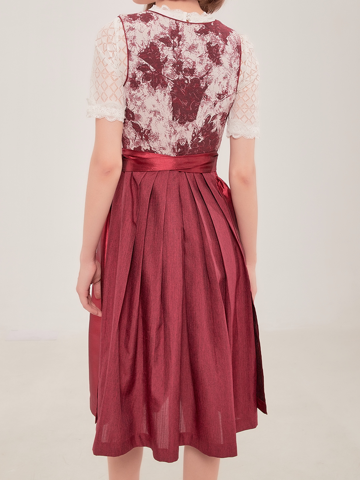 Grünes Dirndl mit floralen Details
