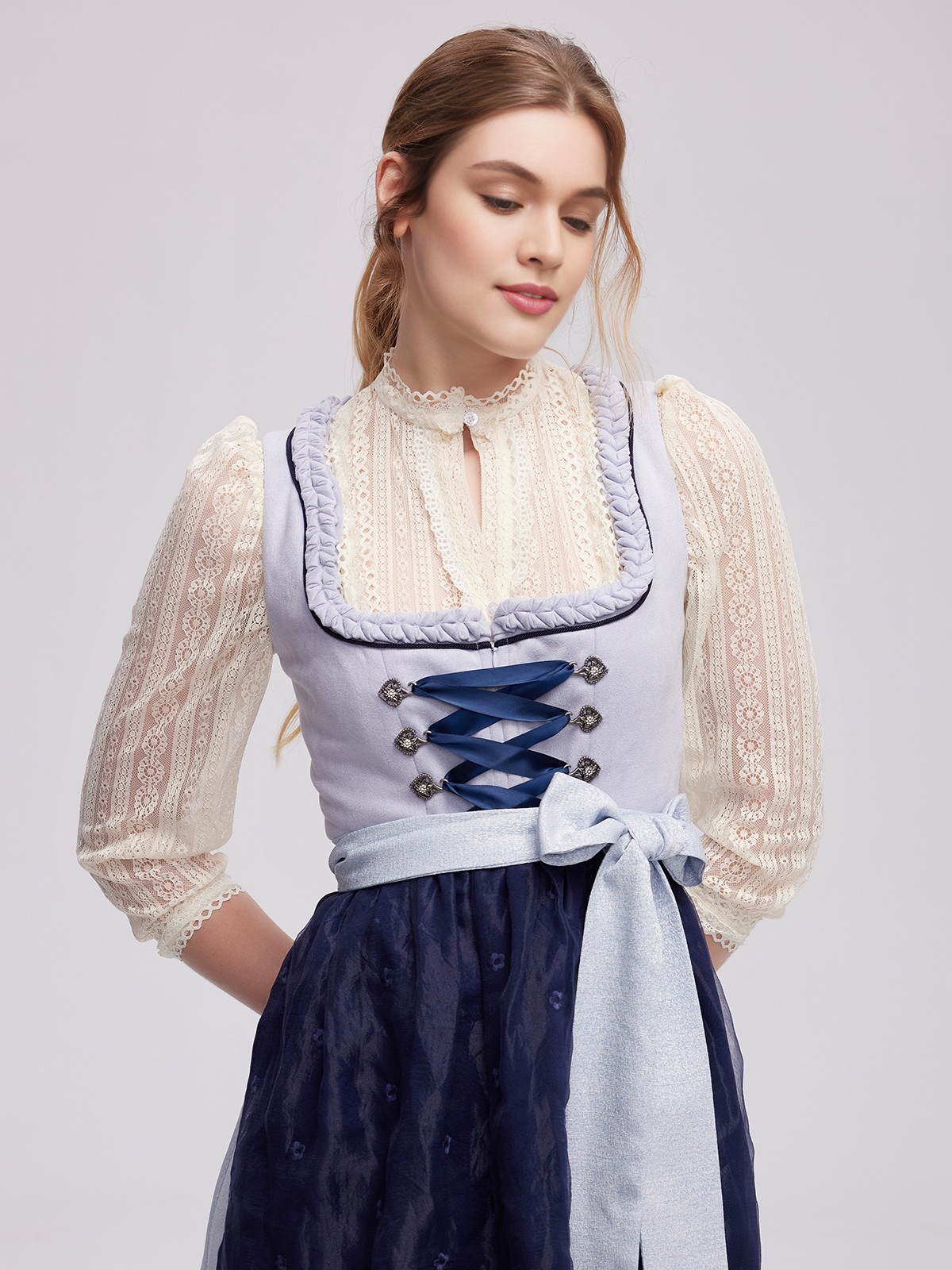Dirndl in Blau und Weiß
