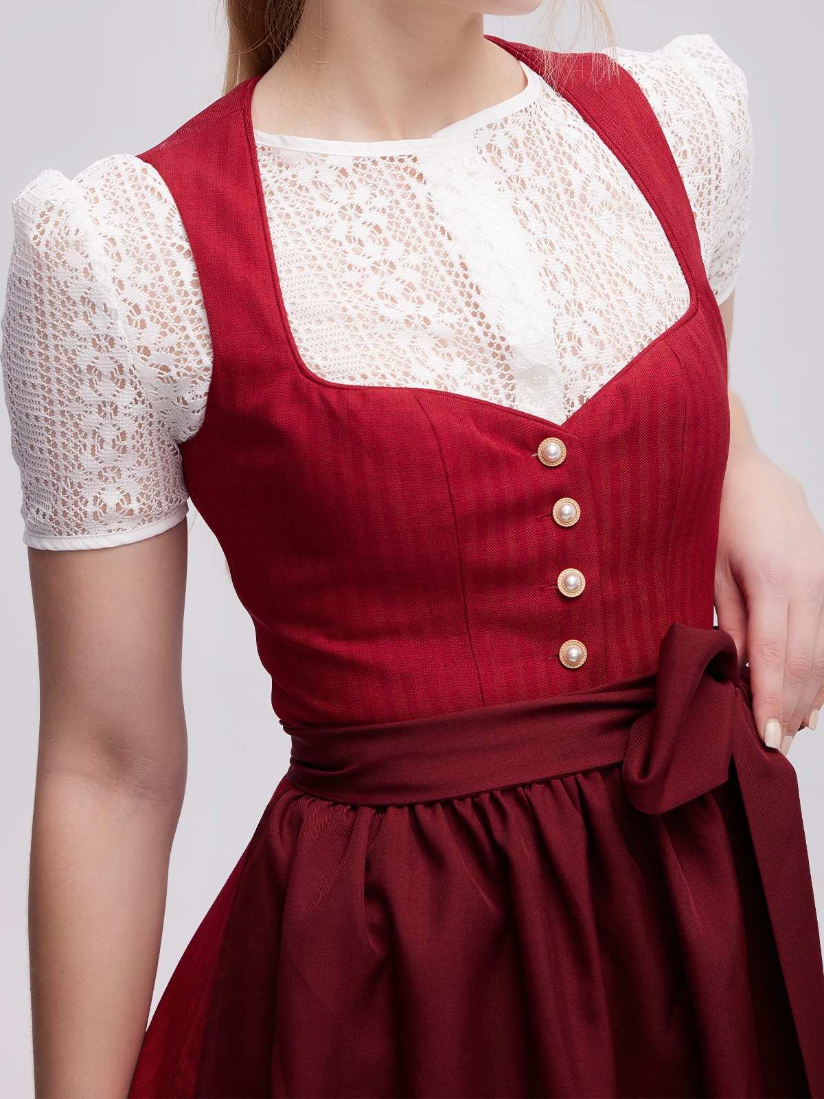Dirndl in Rot mit Ärmeln