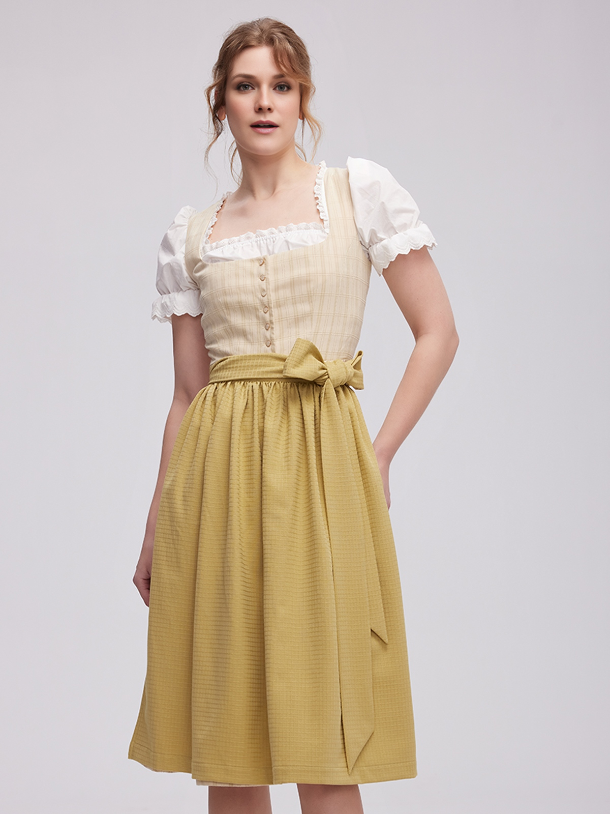 Dirndlbluse mit Spitze und V-Ausschnitt