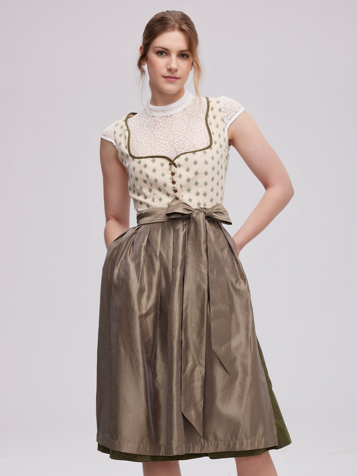Modernes gelbes Dirndl mit floralen Akzenten