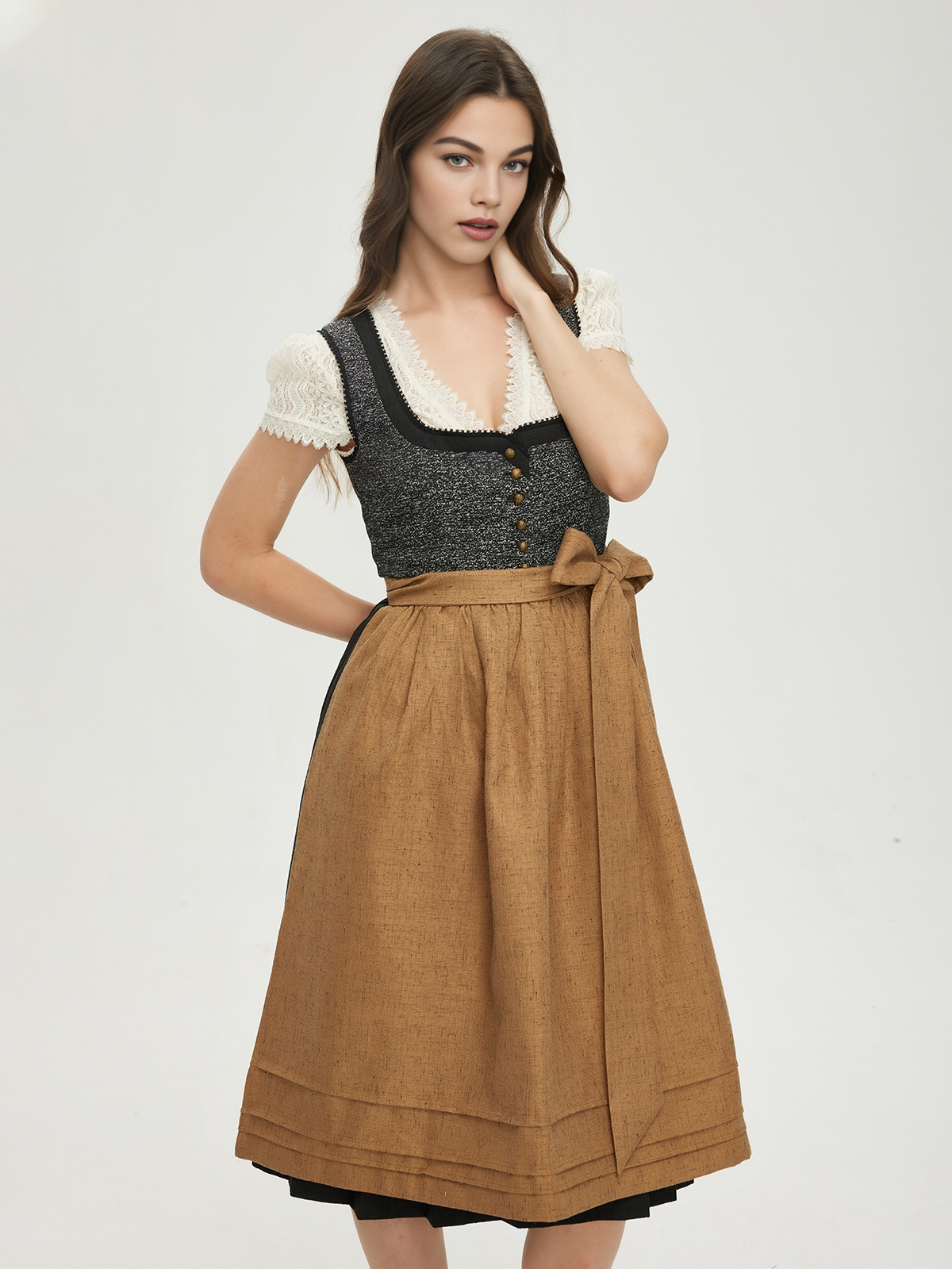 Dirndl in Schwarz mit modernem Twist