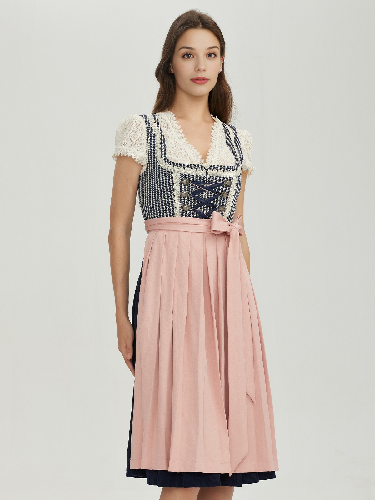 Rote Dirndl in Blau