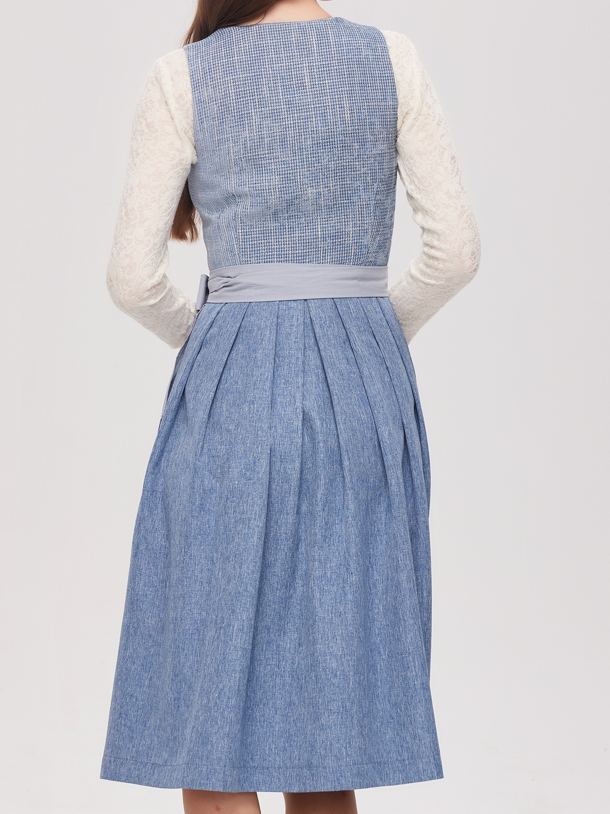 Modernes blaues Dirndl mit floralen Details