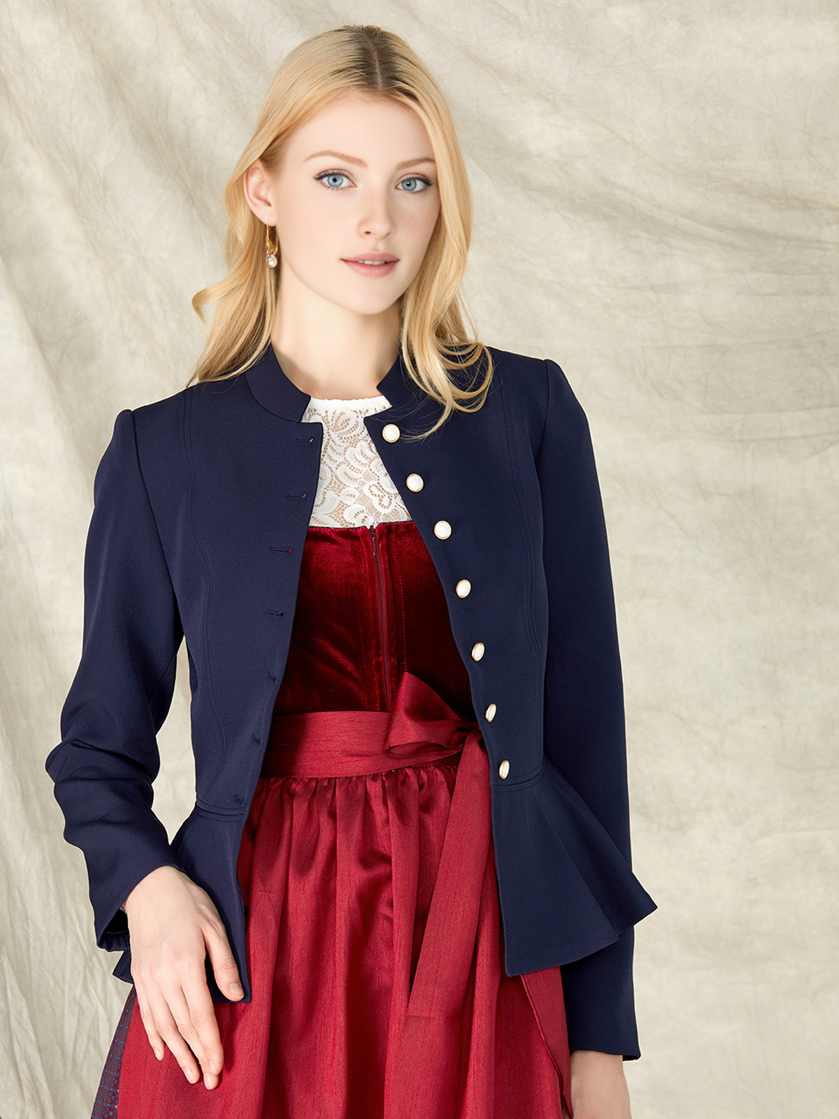 Traditionelles rotes Dirndl mit weißer Bluse