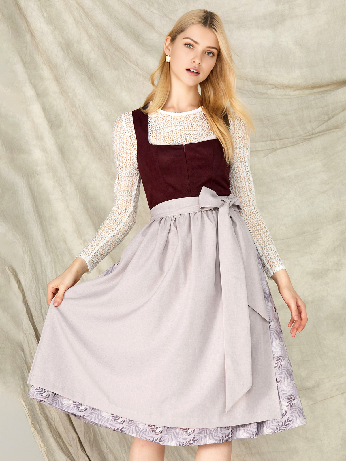 Dirndl mit großem Ausschnitt in Lila