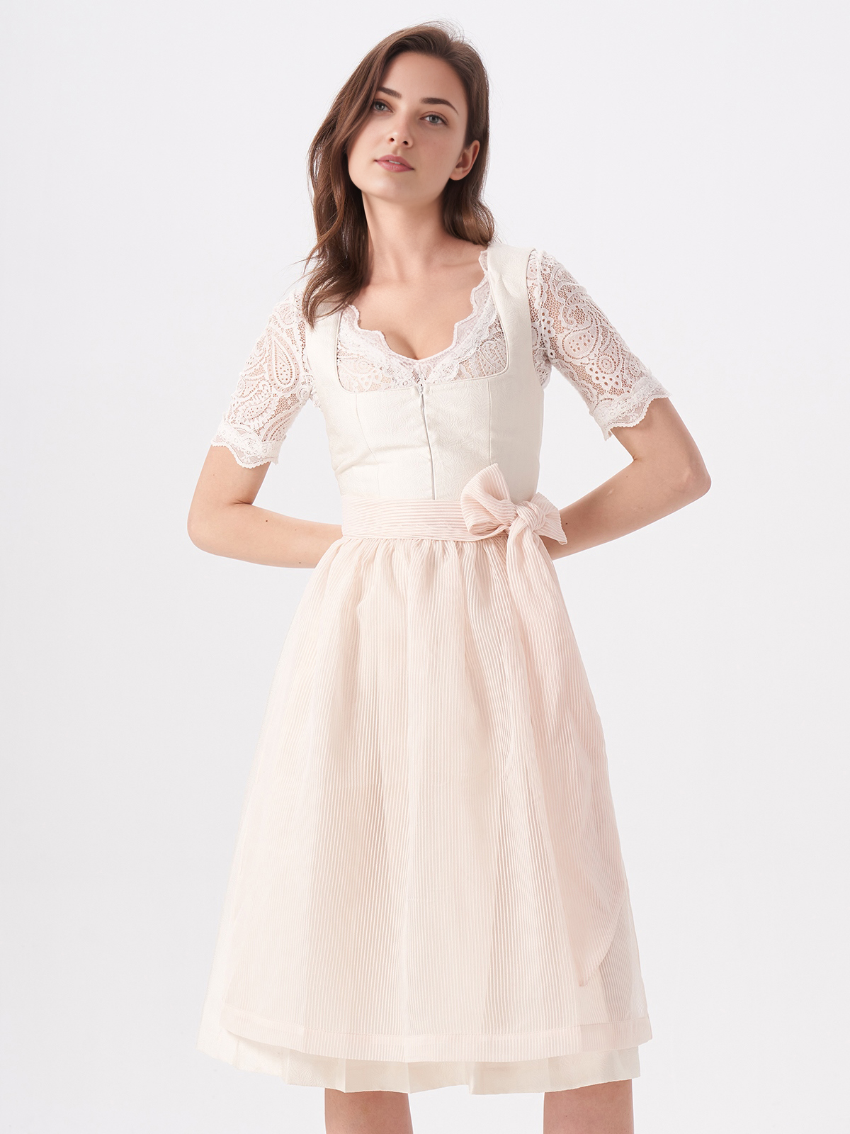Beige Dirndl mit floralen Akzenten