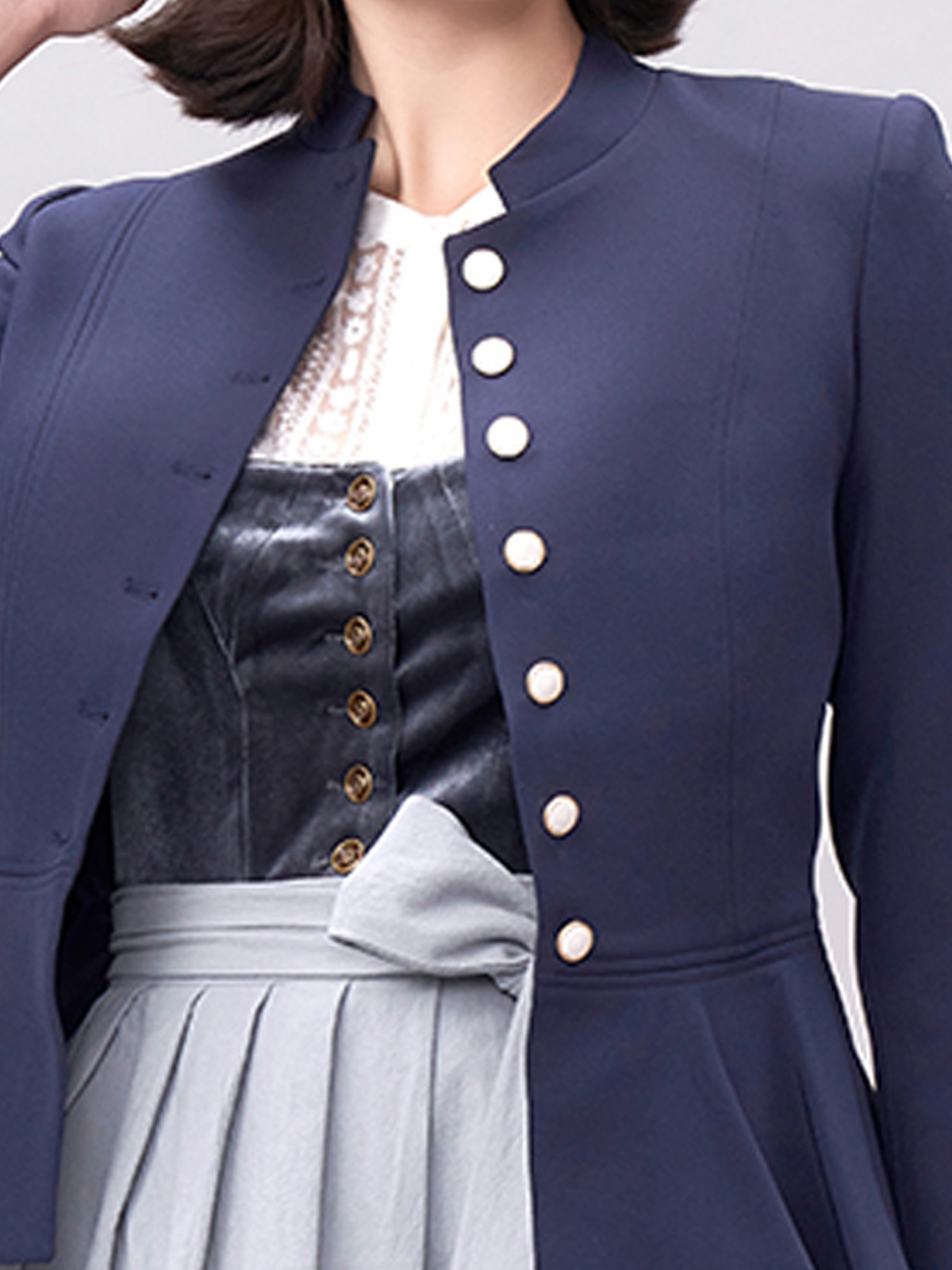 Dirndl in Marineblau mit modernem Schnitt