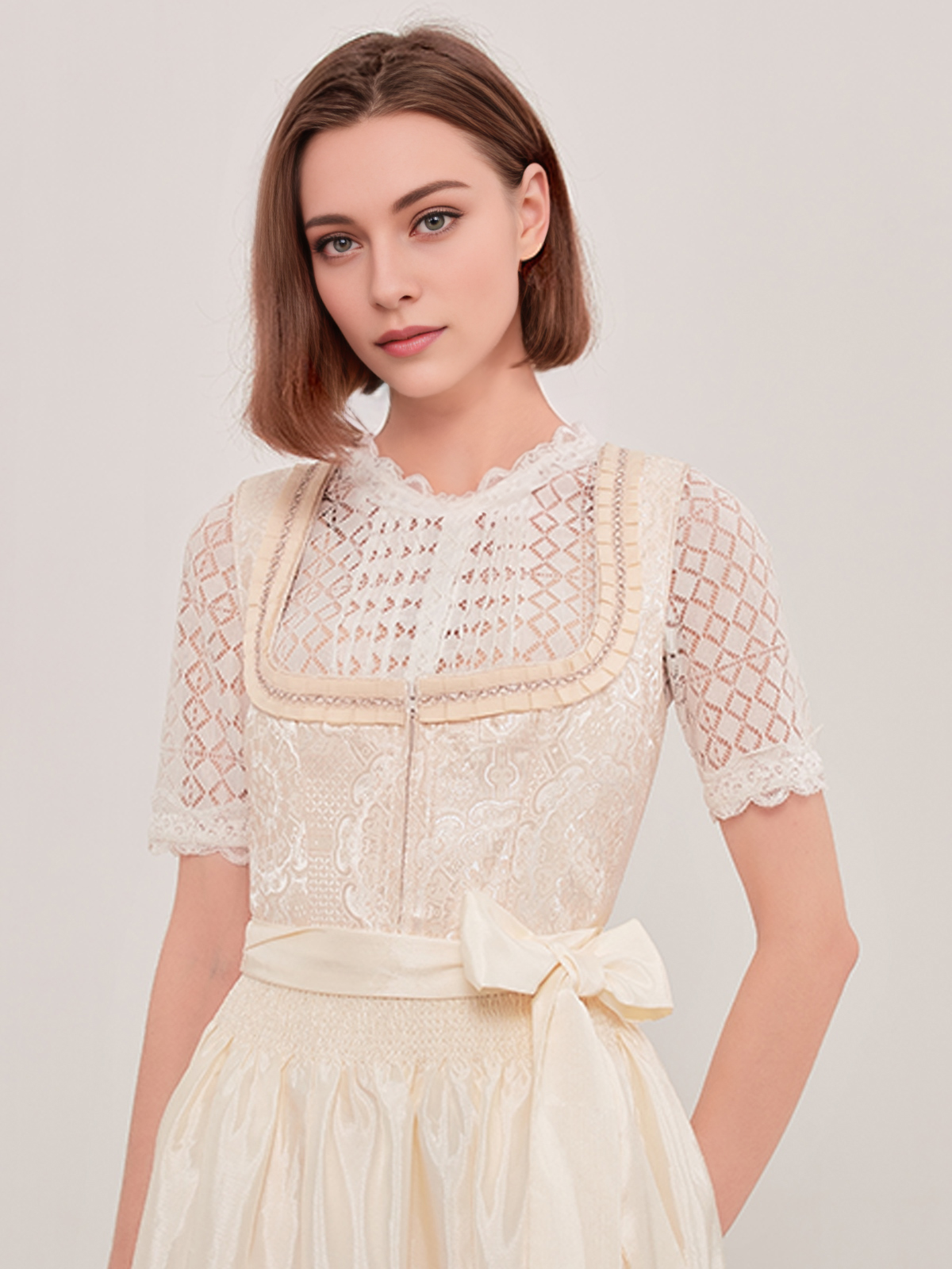 Dirndlbluse langarm weiß in eleganter Ausführung