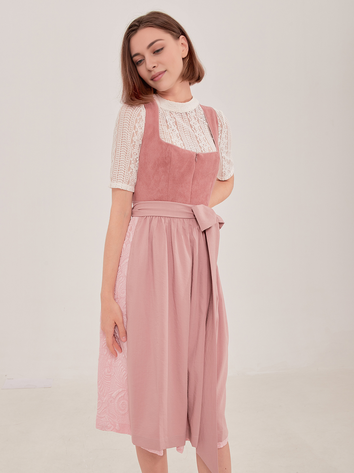 Dunkelgrünes Samt Dirndl in eleganter Pose