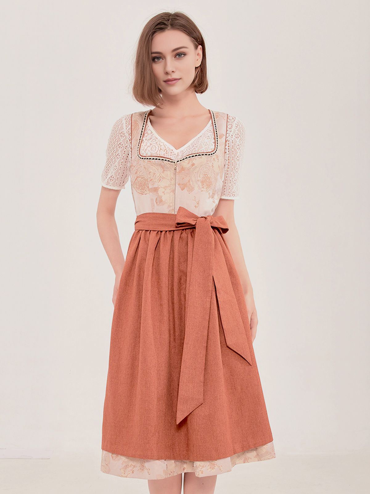 Dirndl Schwarz in edlem Braun