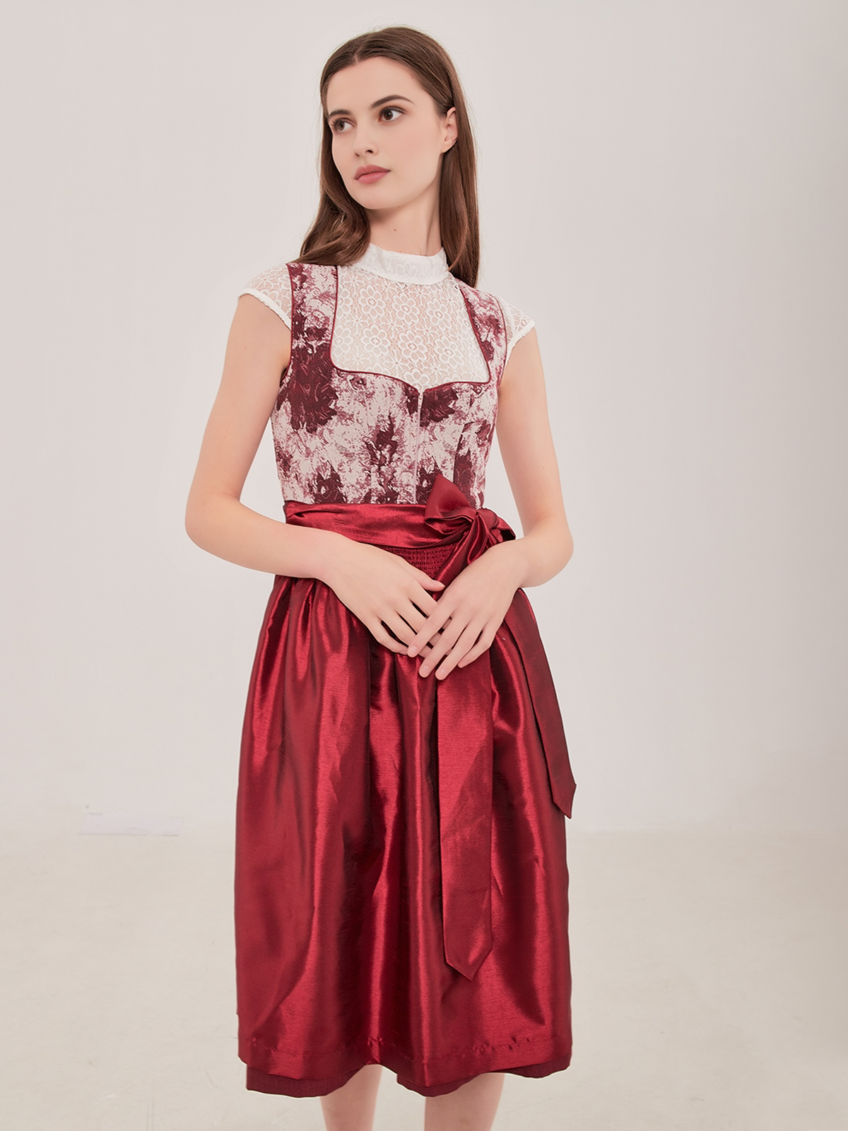 Samt Dirndl Dunkelblau in eleganter Ausführung