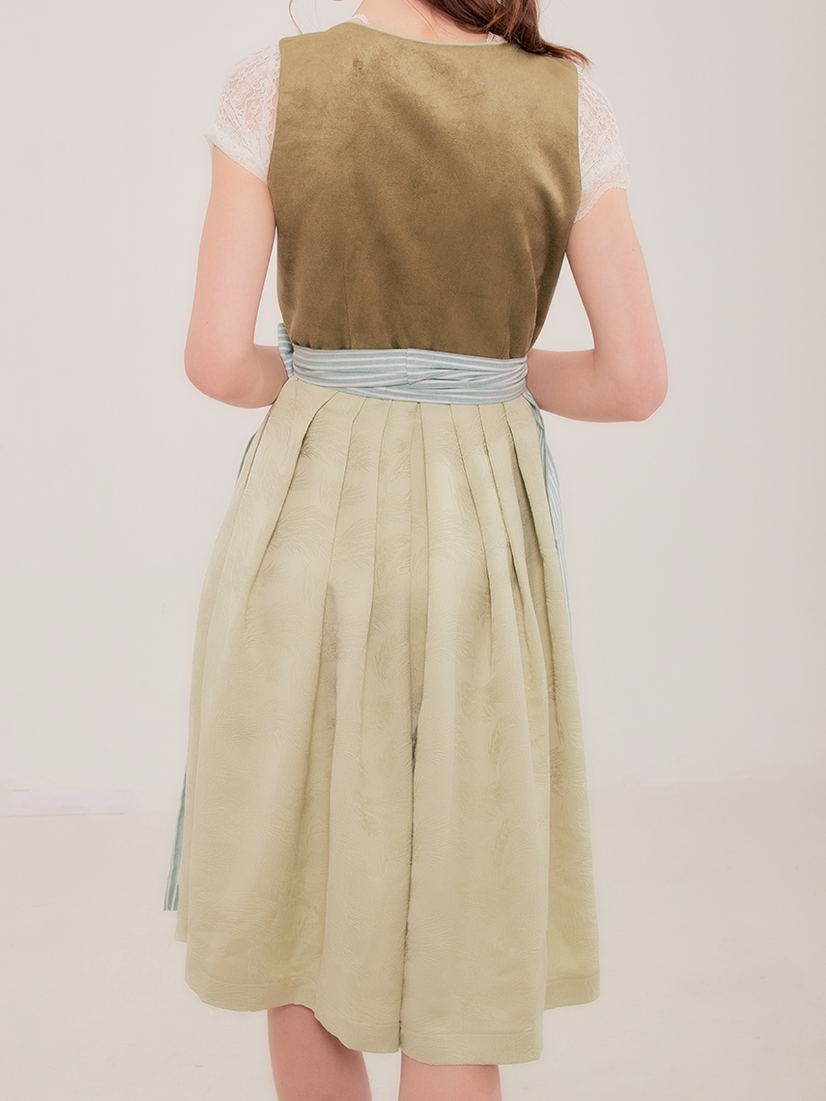Dirndl in Grün mit Spitzenbluse
