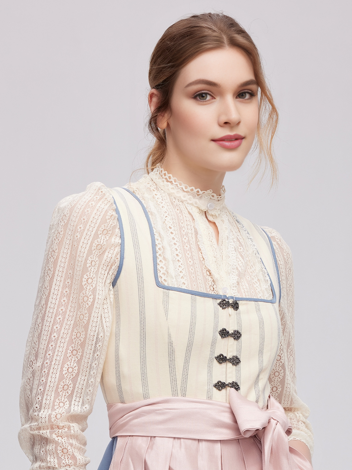 Dirndl in Beige mit modernem Schnitt