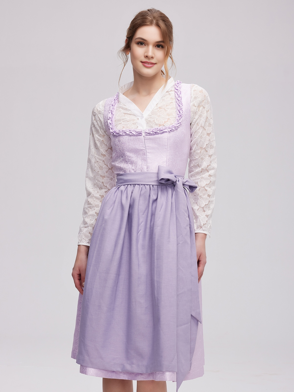 Dirndl in Lila mit Spitzenbluse