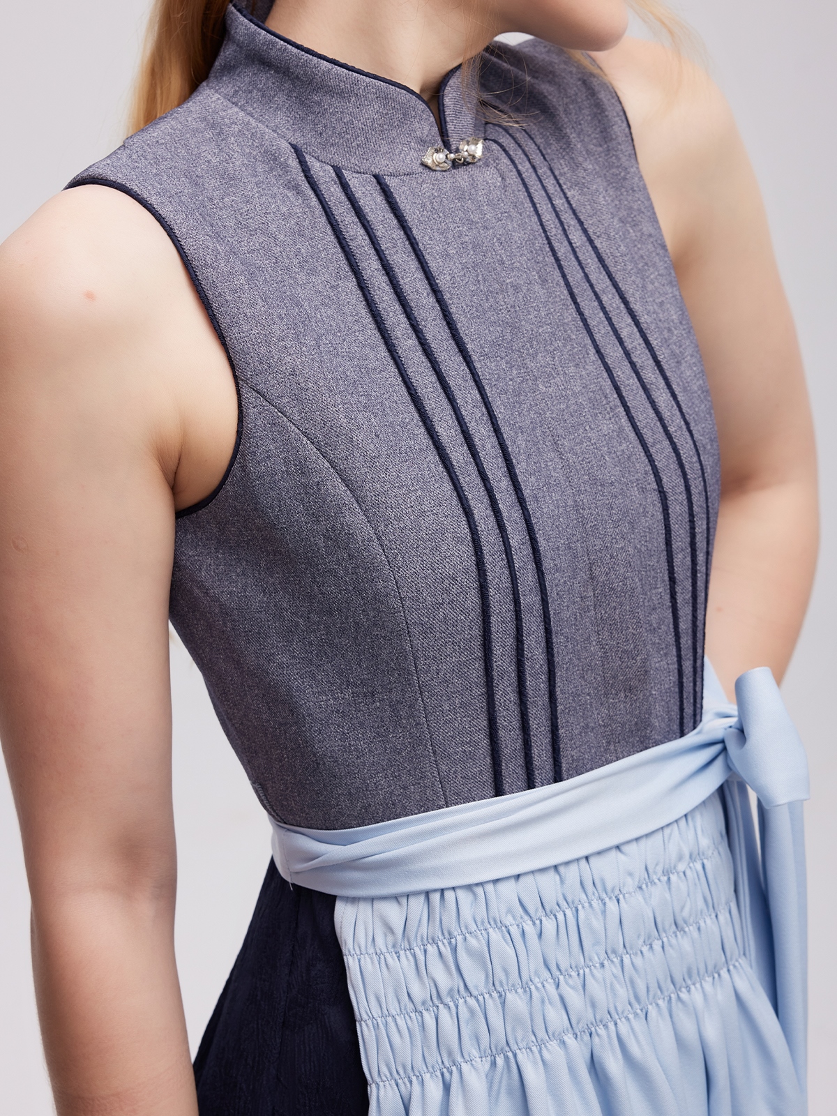 Modernes graues Dirndl mit traditionellen Elementen