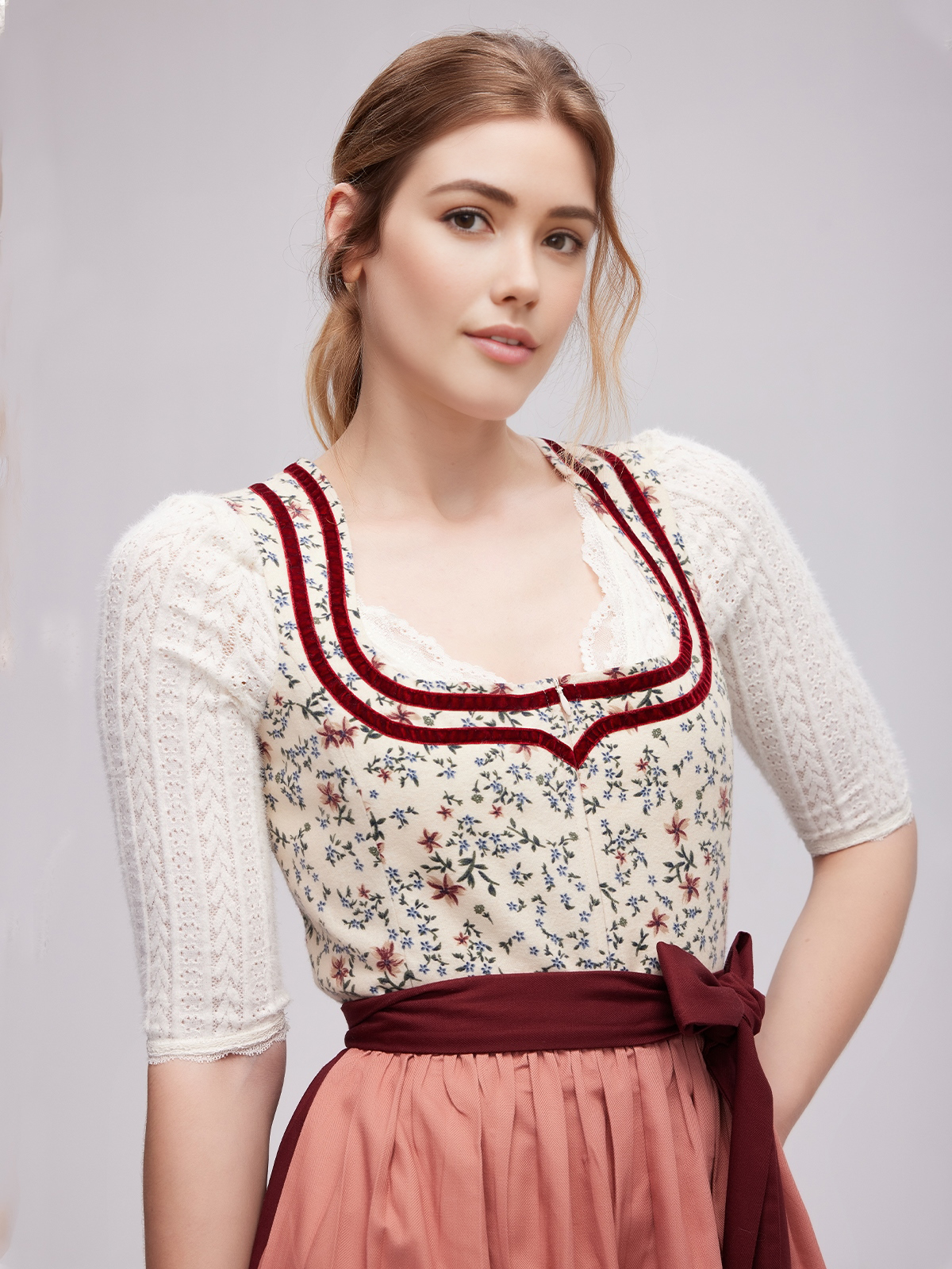Mini Dirndl Grün – stilvoll und modern