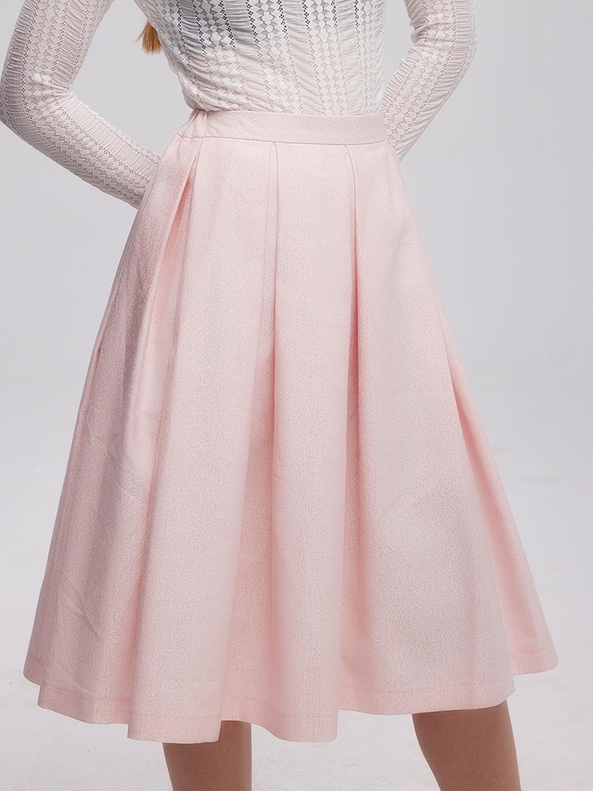 Dirndl in Rosa mit hochgeschlossener Bluse