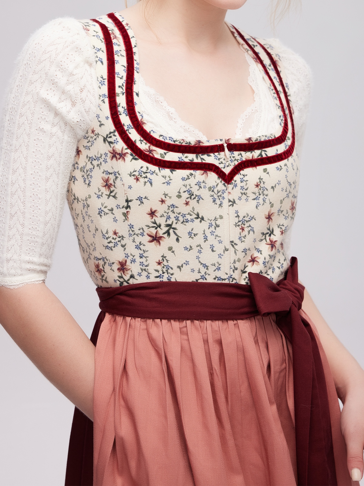 Traditionelles blaues Dirndl mit modernem Twist