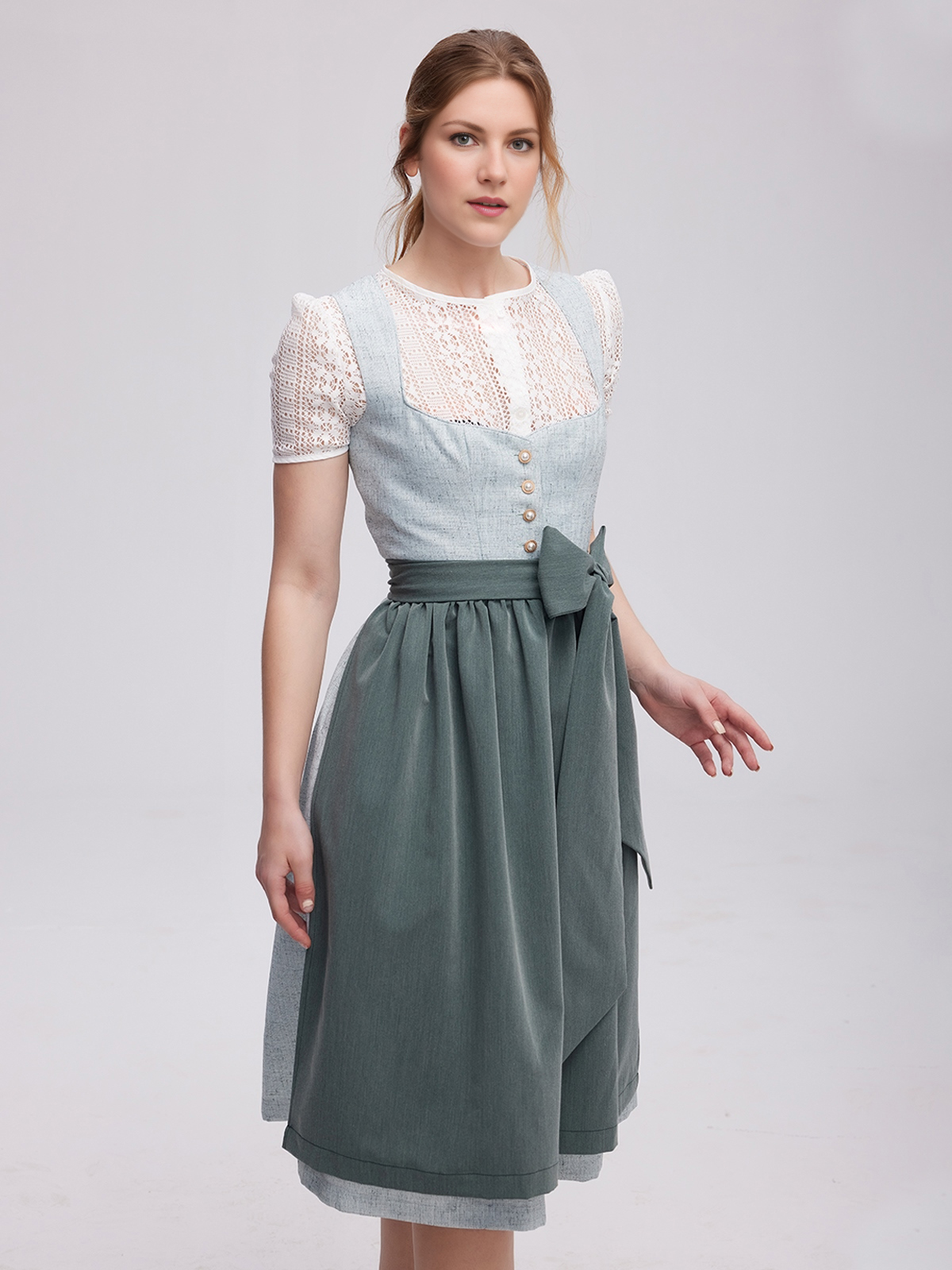 Dirndlbluse mit Spitze und V-Ausschnitt