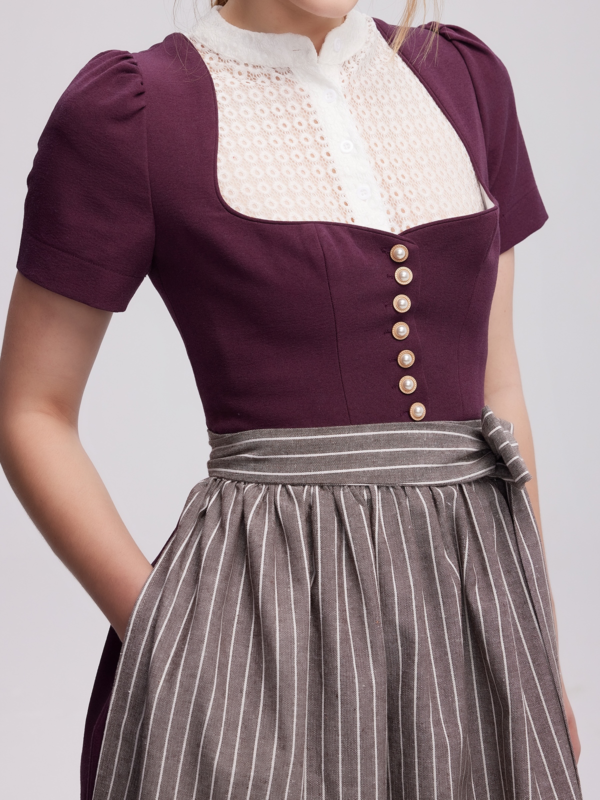 Alpenglanz Dirndl Grün in lila Akzenten