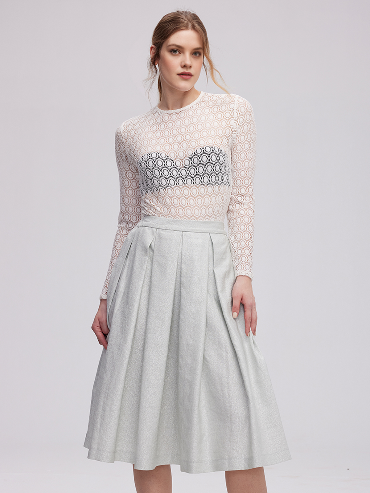 Frau in traditionellem Dirndl mit langarm Bluse