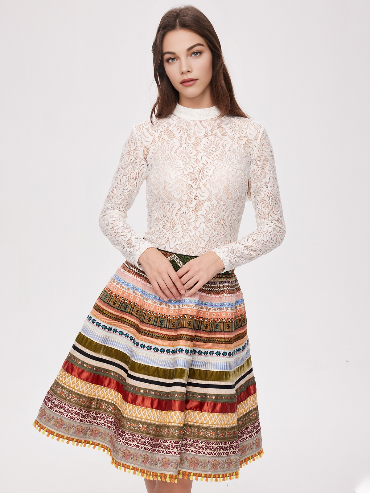 Dirndl in Braun mit hochgeschlossener Spitzenbluse