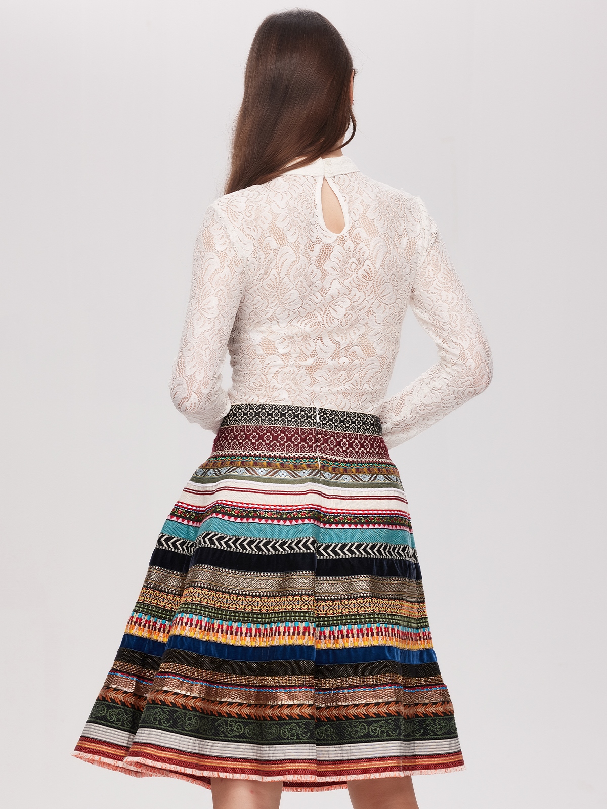 Dirndl mit braunem Rock und weißer Bluse