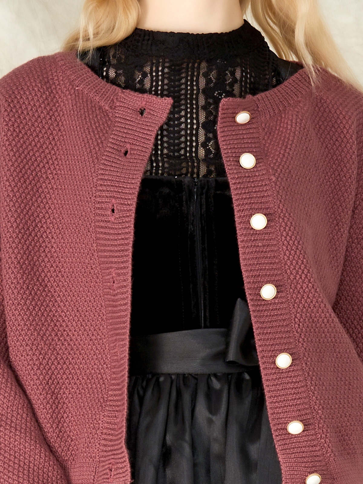 Rotes Samt-Dirndl mit Spitzenbesatz