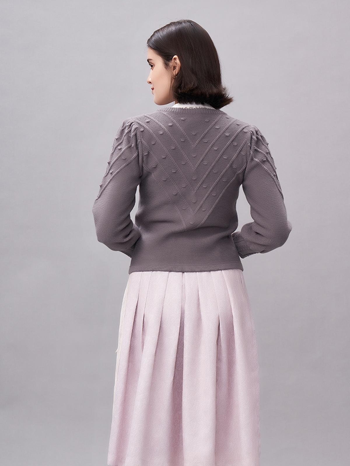 Graues Dirndl mit femininem Schnitt