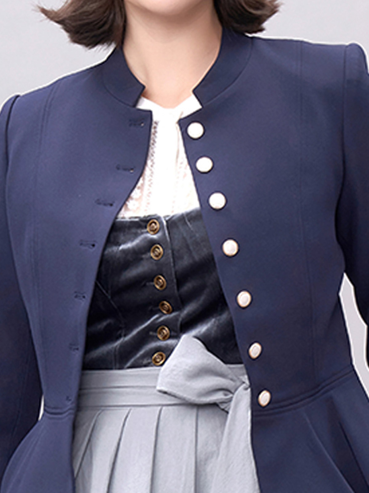 Marineblaues Dirndl mit traditioneller Schürze