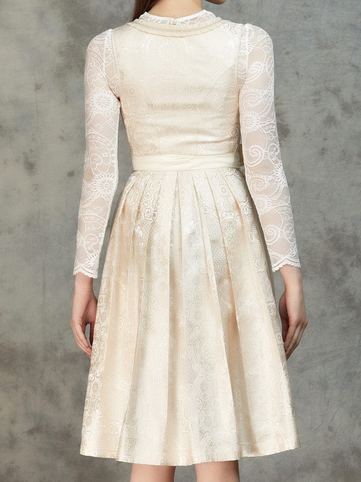 Elegantes weißes Dirndl mit Spitzenbesatz