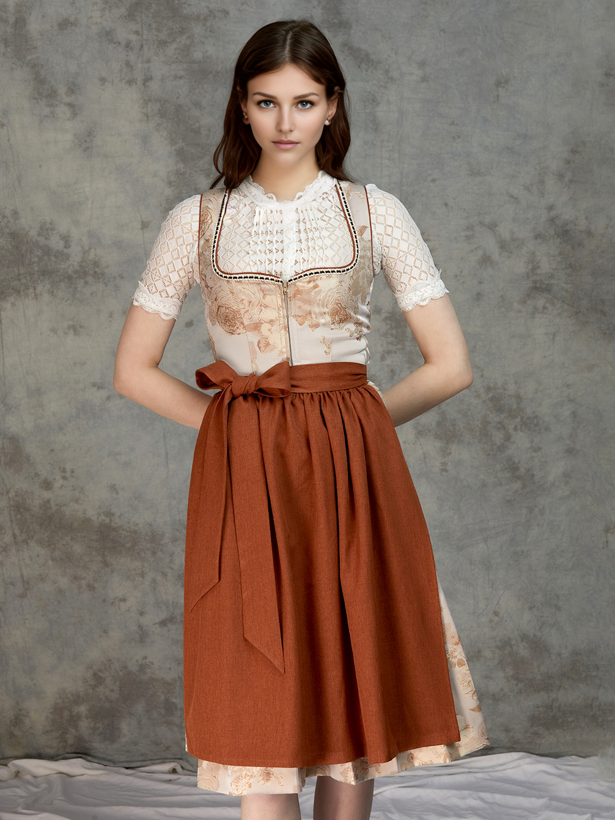 Beiges Dirndlkleid mit eleganter Bluse