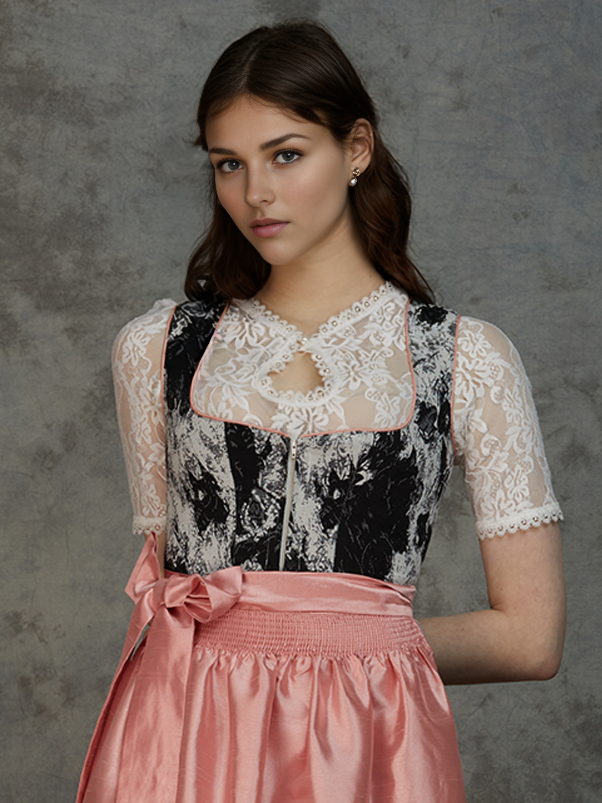 Dirndl Brombeerfarben mit eleganten Accessoires