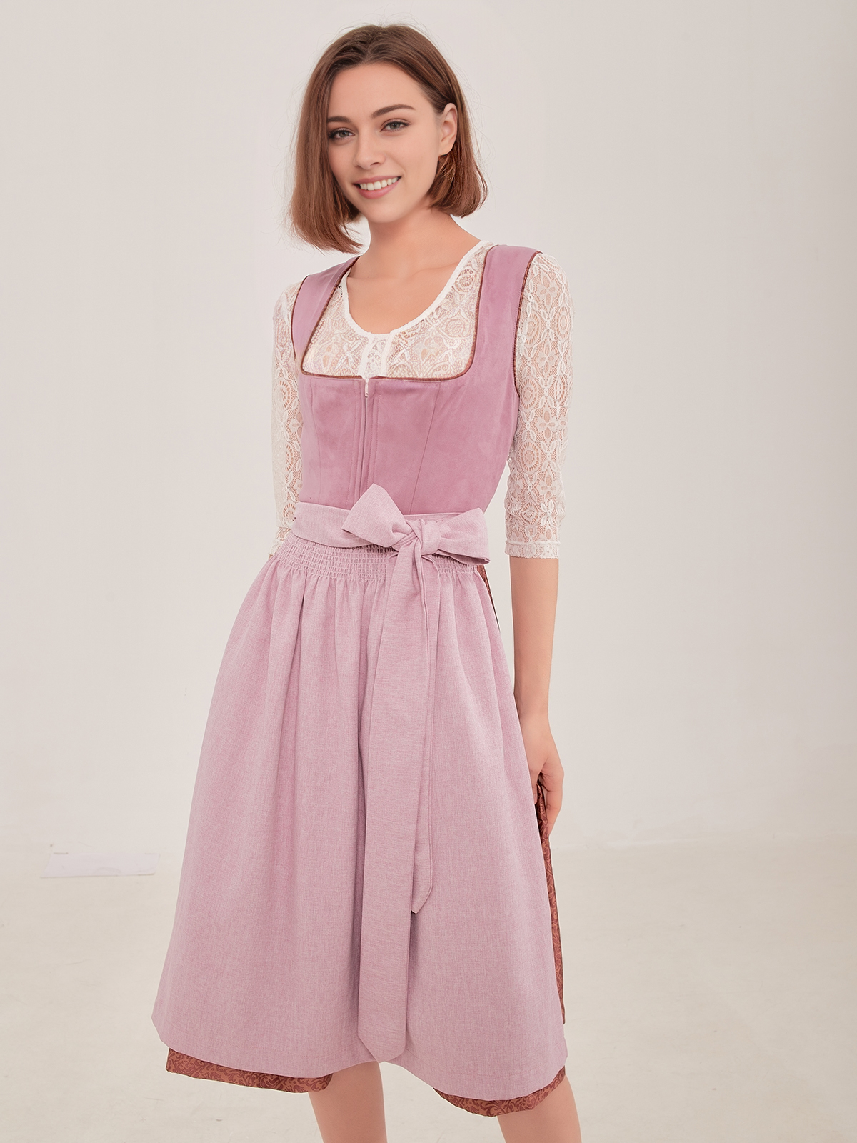 Dirndlbluse in Lila mit femininem Schnitt