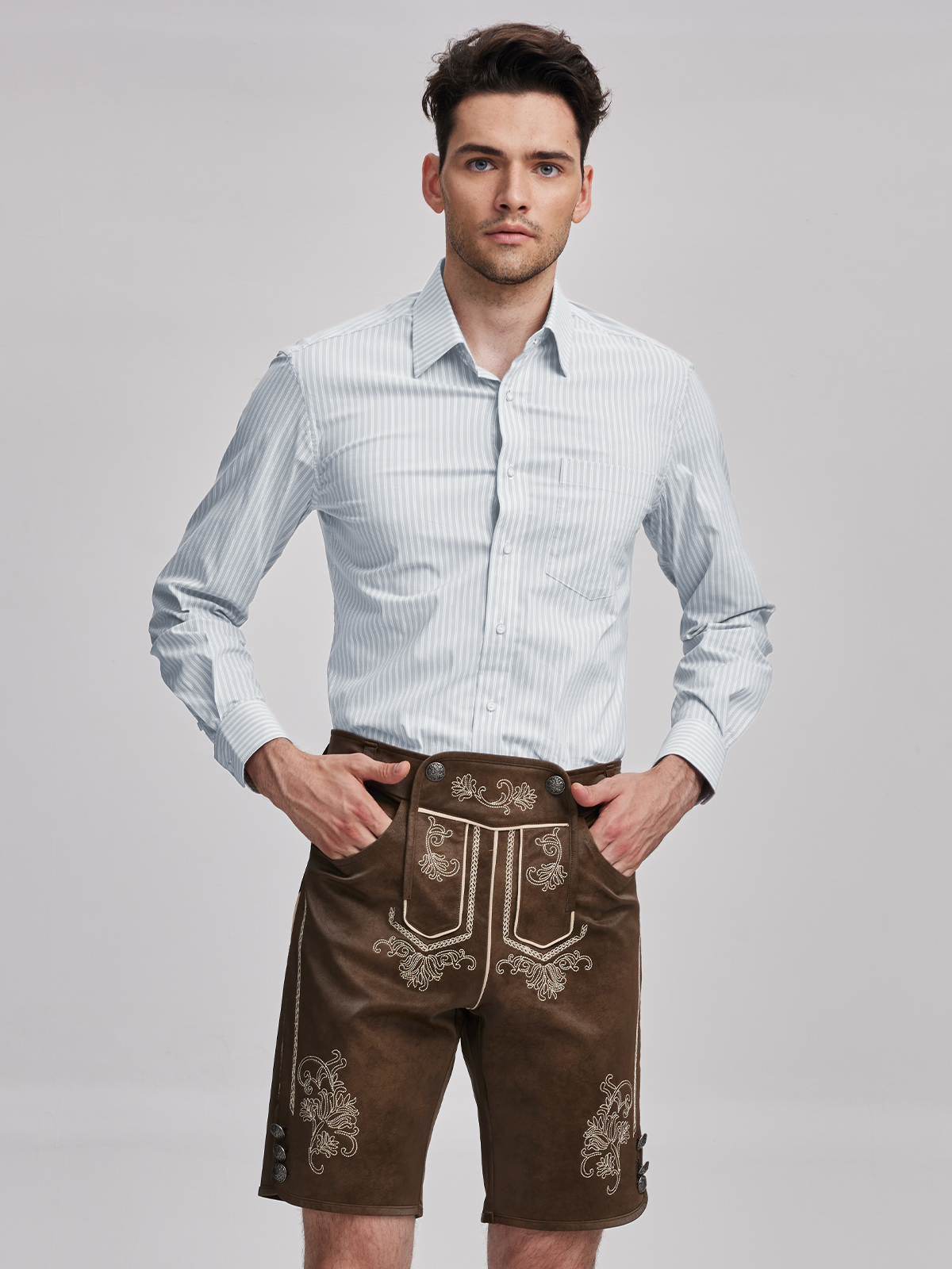 Graue Lederhosen mit stilvollem Hemd