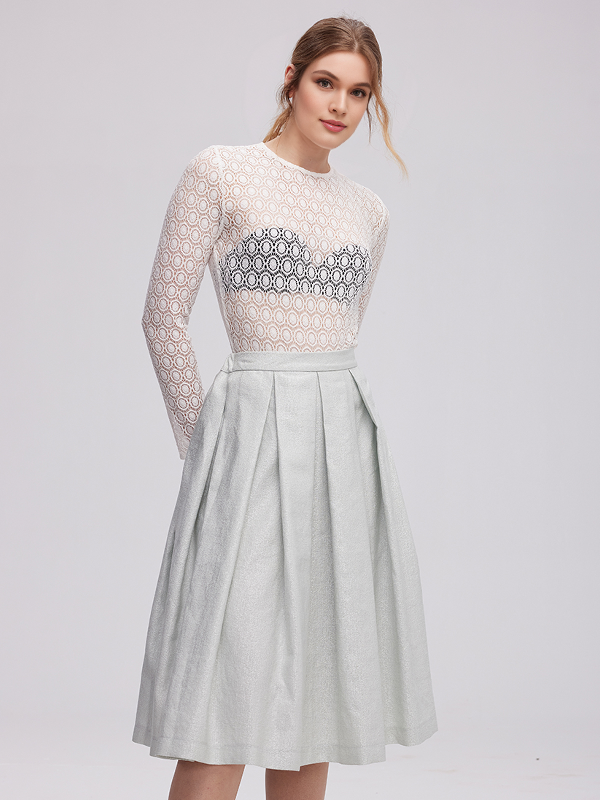 Langarm Dirndl in Weiß mit floralen Details