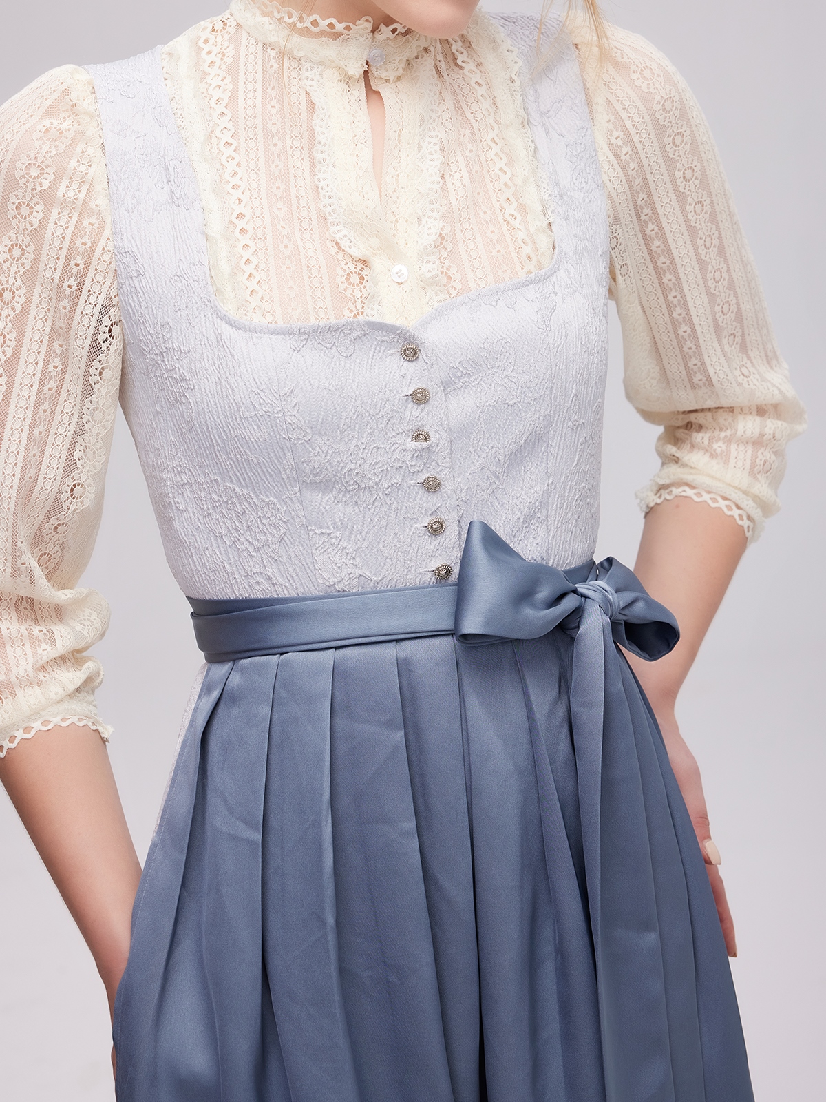 Blaues Dirndl mit traditionellem Muster