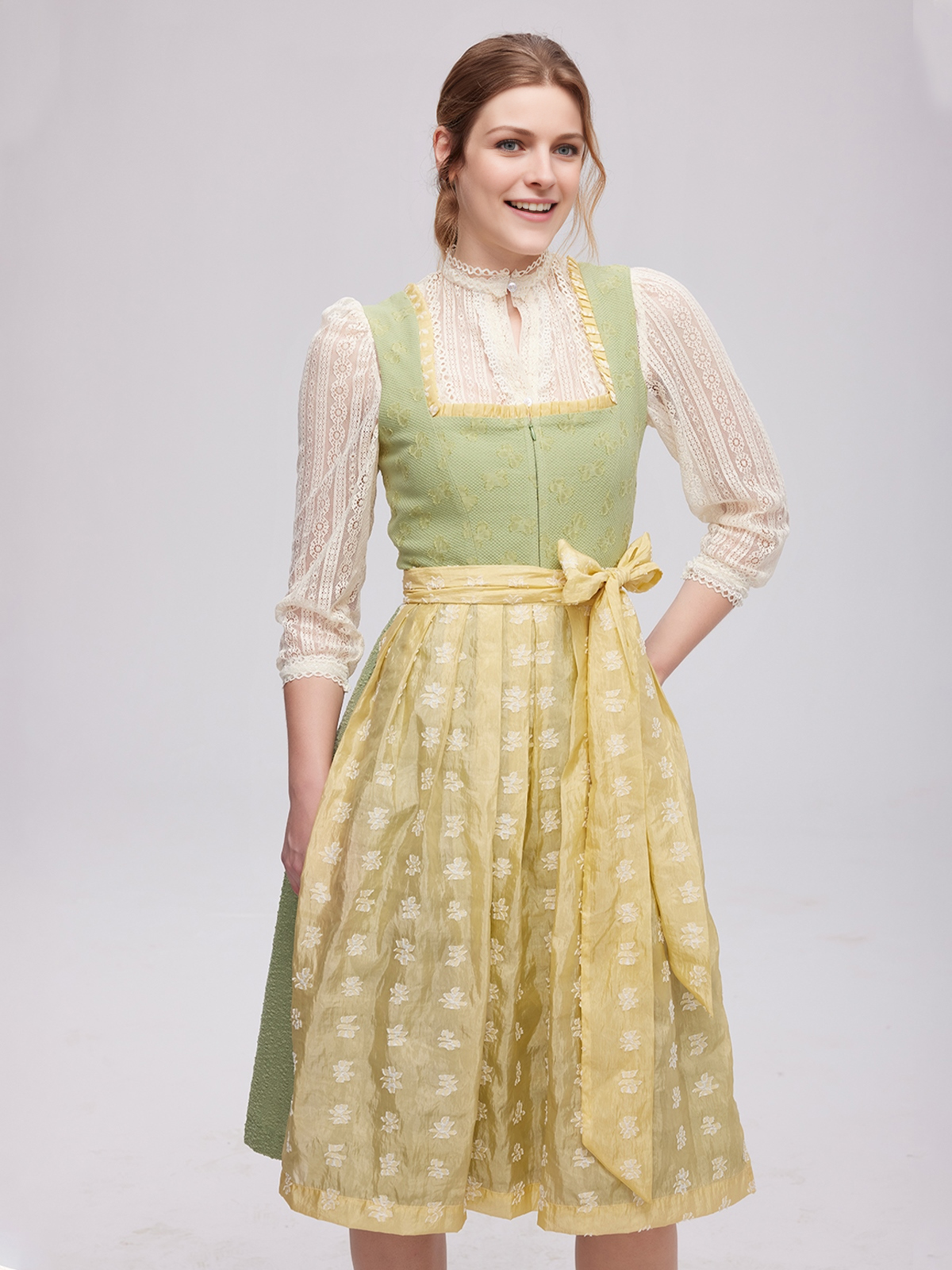Rosa Dirndl mit femininem Charme