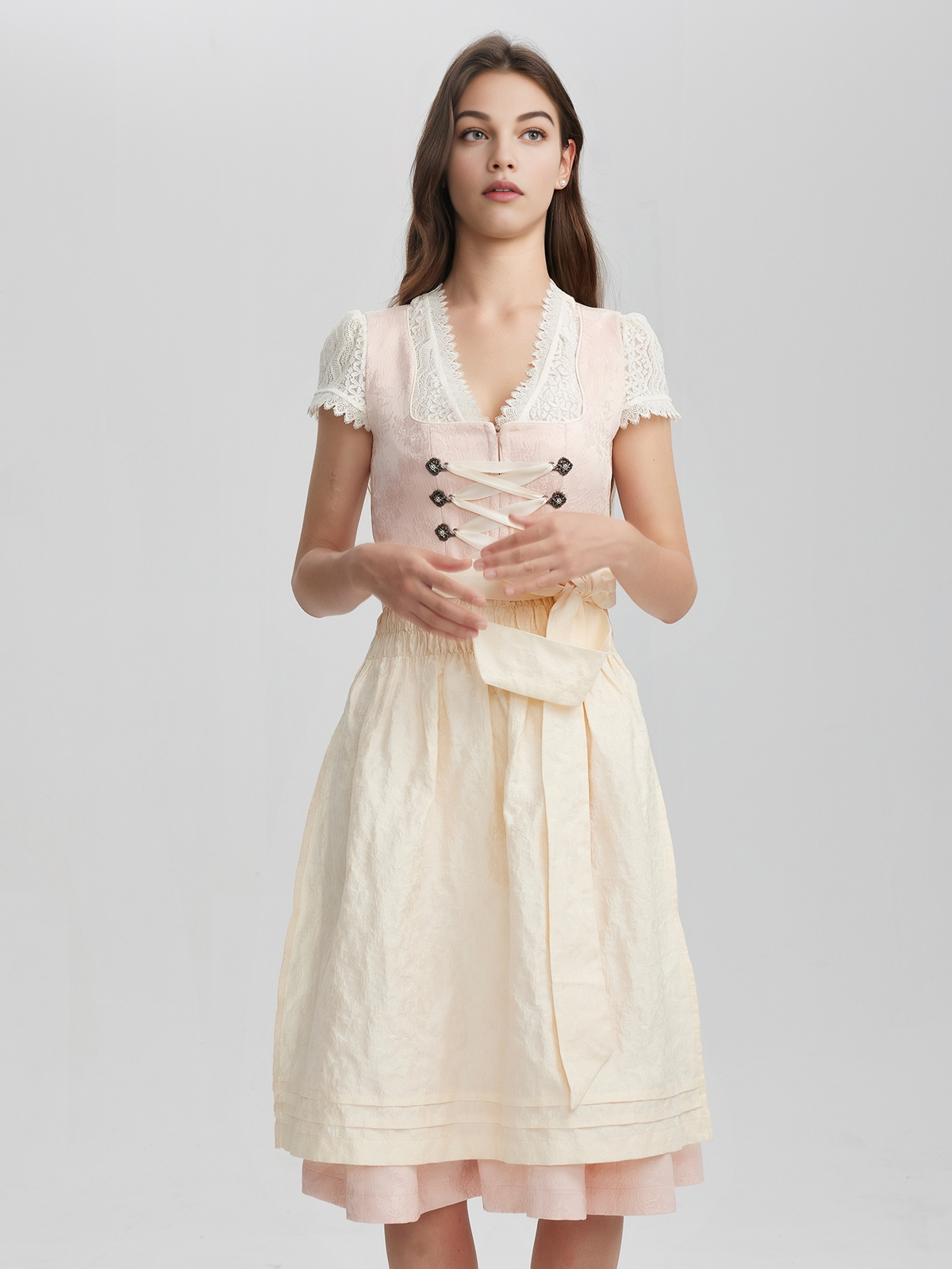 Schwarzes Dirndl mit rosa Schürze