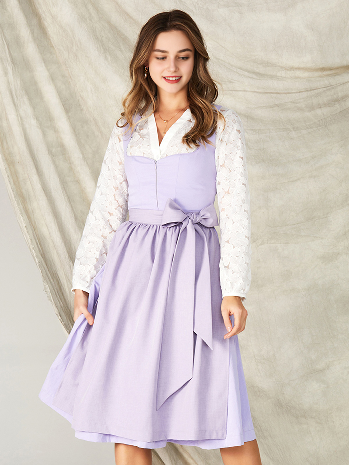 Dirndl in Lila mit Spitzenbluse