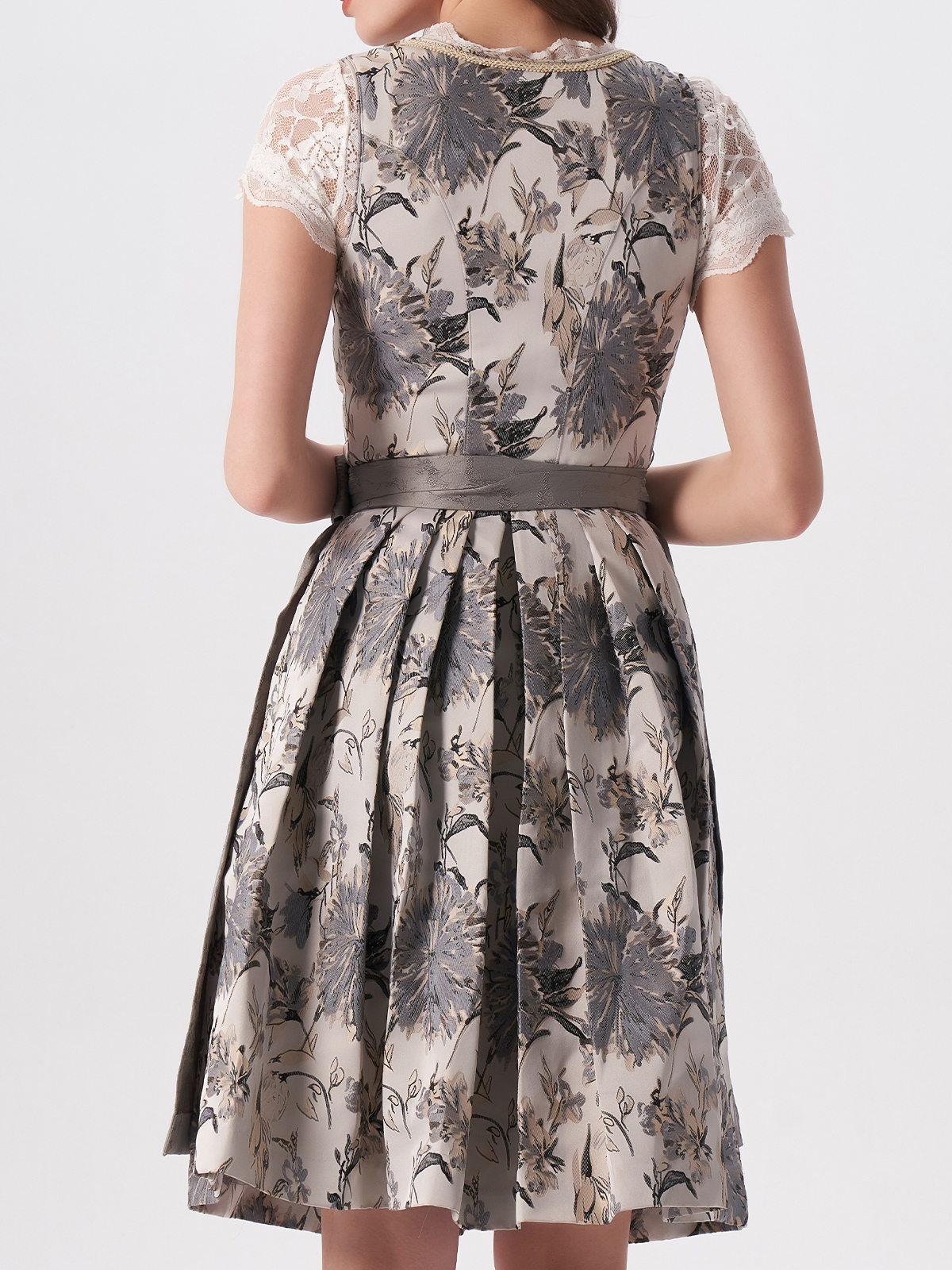 Ein elegantes graues Dirndl mit rosa Akzenten