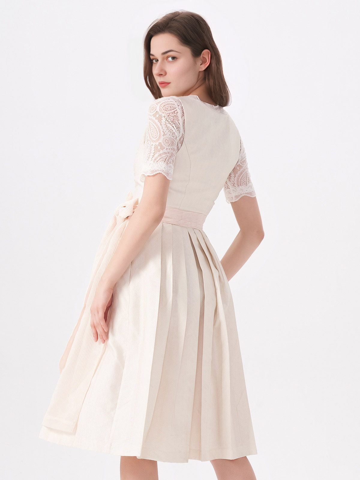 Dirndl in Beige – zeitlos elegant