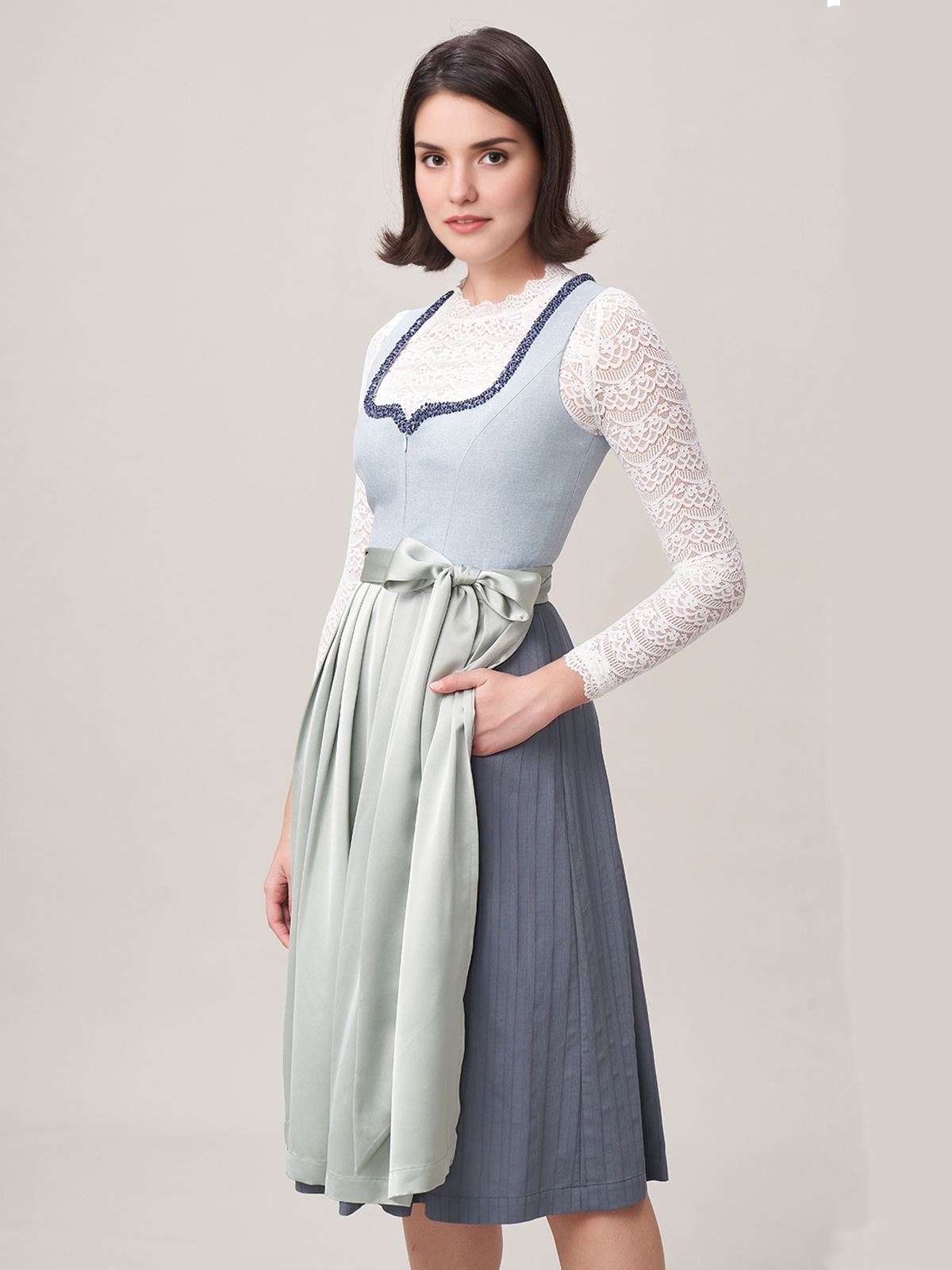 Dirndl in Blau mit traditionellem Schnitt