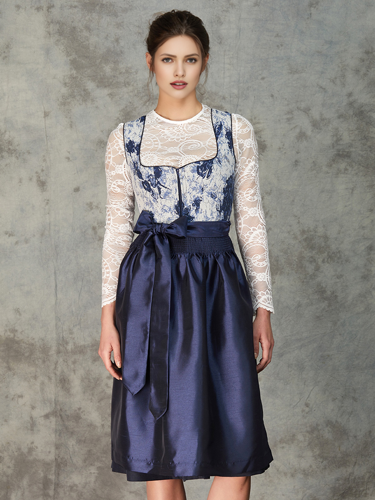 Modernes Dirndl in Blau